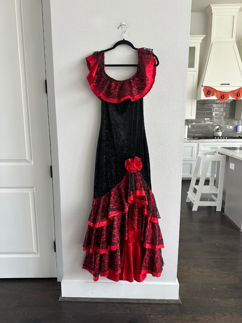 InCharacter Costumes Spanish Flamenco Dancer Costume Dress + Veil Size M